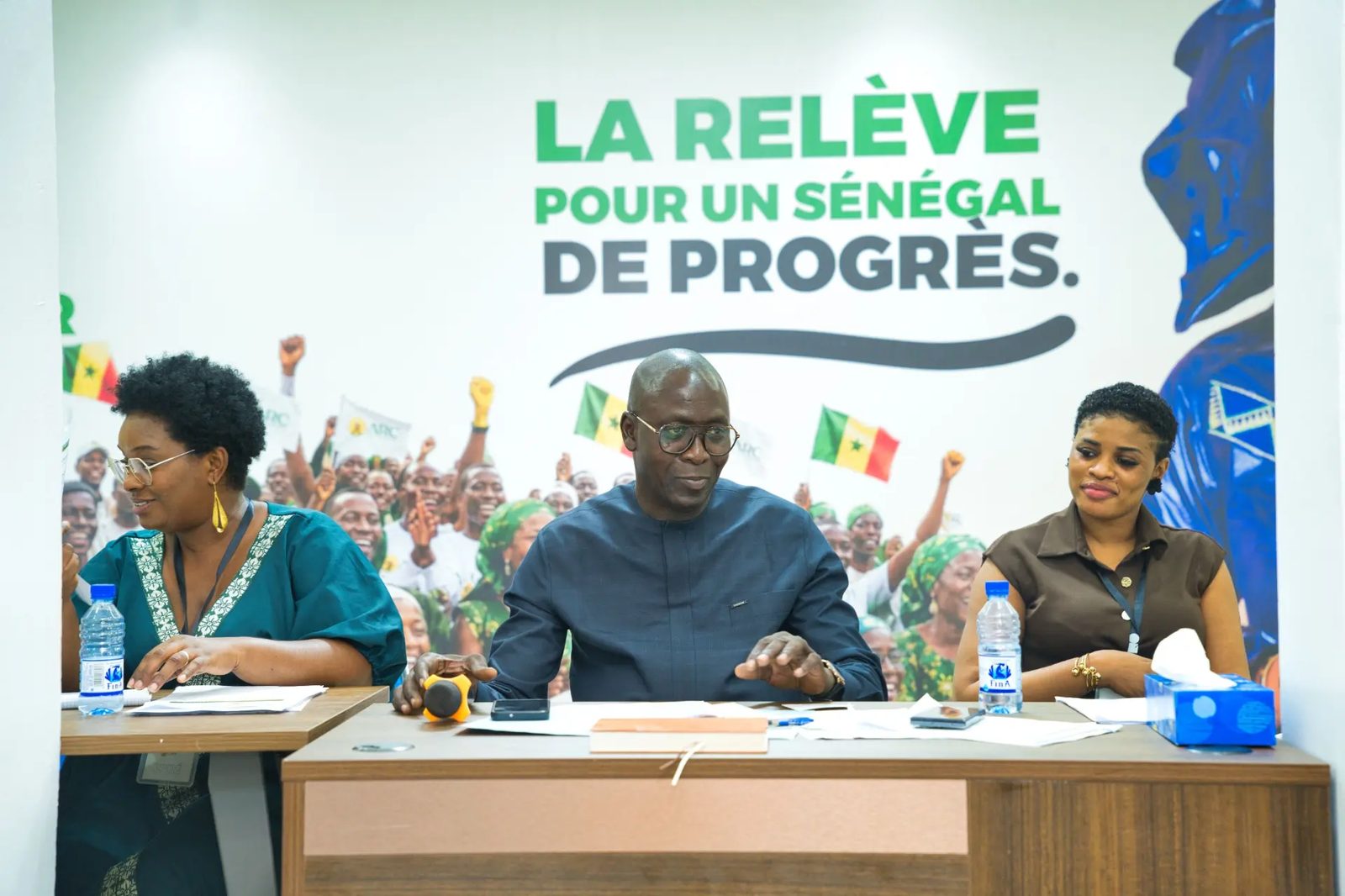 Réunion des instances de ARC — le bureau devant la bannière « La Relève pour un Sénégal de progrès »