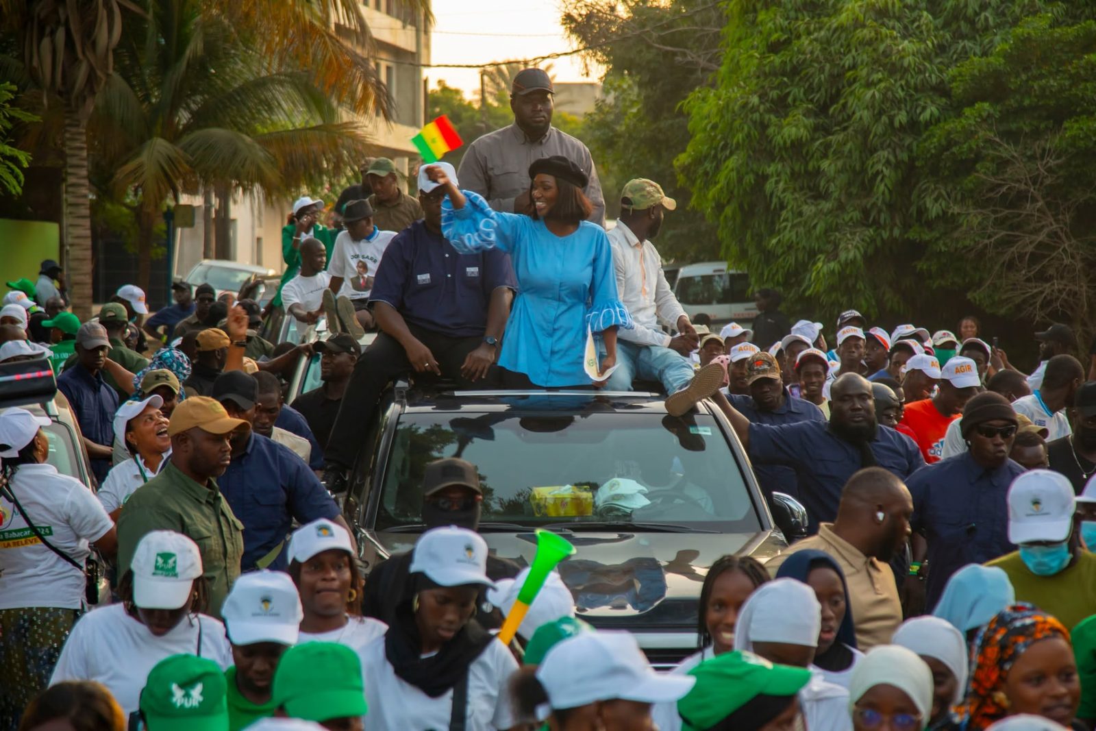 Caravane de la Relève — la Présidente au milieu des militants