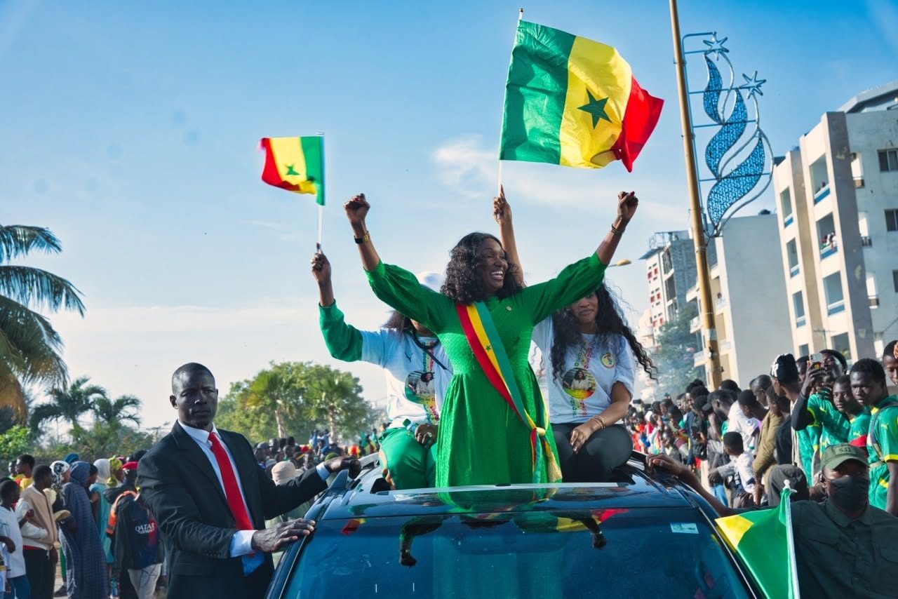 Caravane nationale — liesse populaire et drapeaux du Sénégal