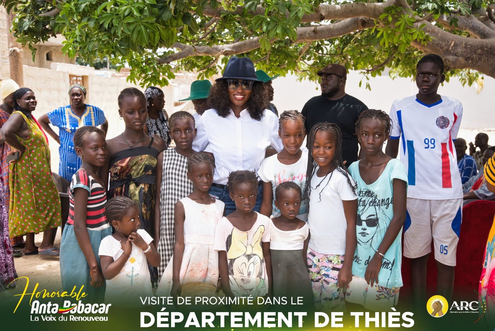 Visite de proximité à Thiès — la Présidente entourée des enfants du village