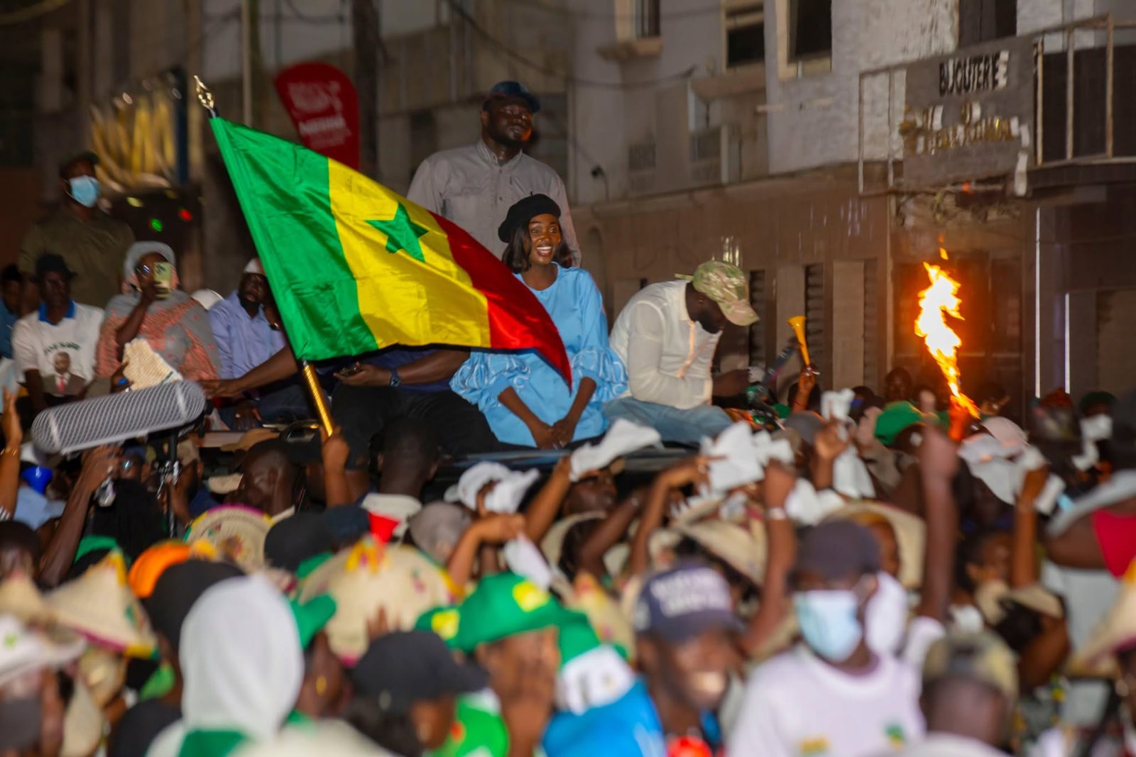 La Présidente et le drapeau du Sénégal portés par la foule