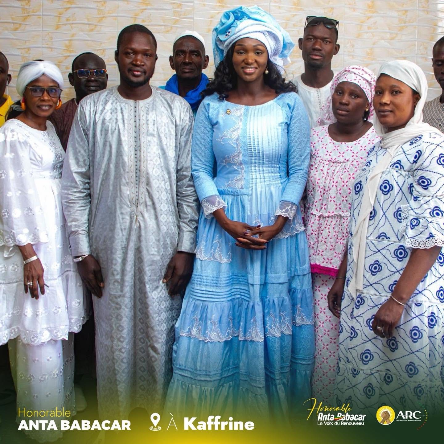 Kaffrine — la Présidente entourée des populations